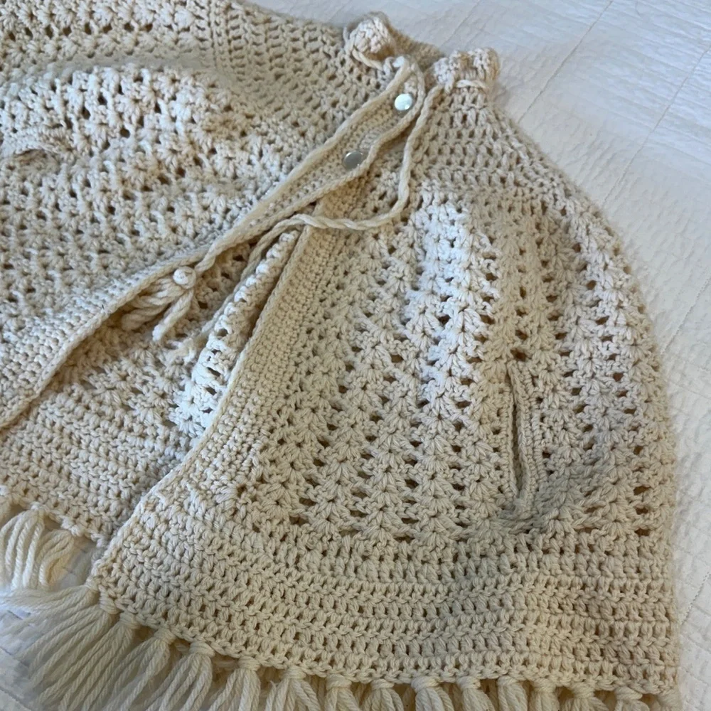 Vintage 70s Crochet Cape Poncho Cream Fringe Boho Cottagecore Festival